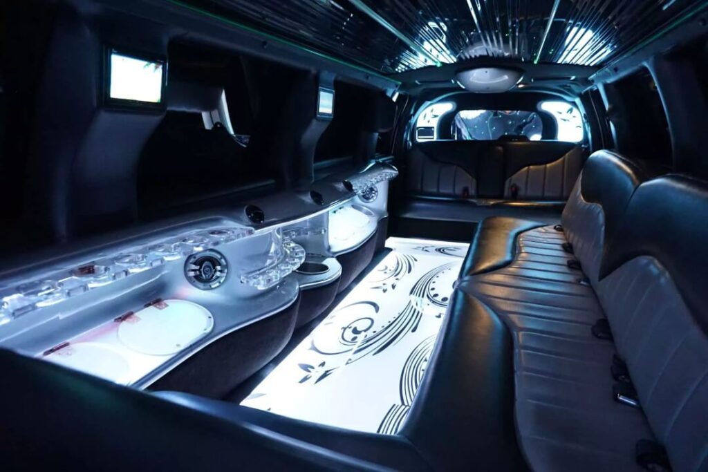 LINCOLN NAVIGATOR FEATURES