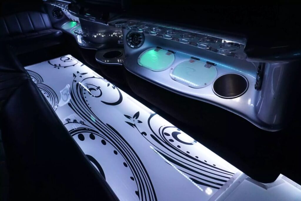 LINCOLN NAVIGATOR FEATURES