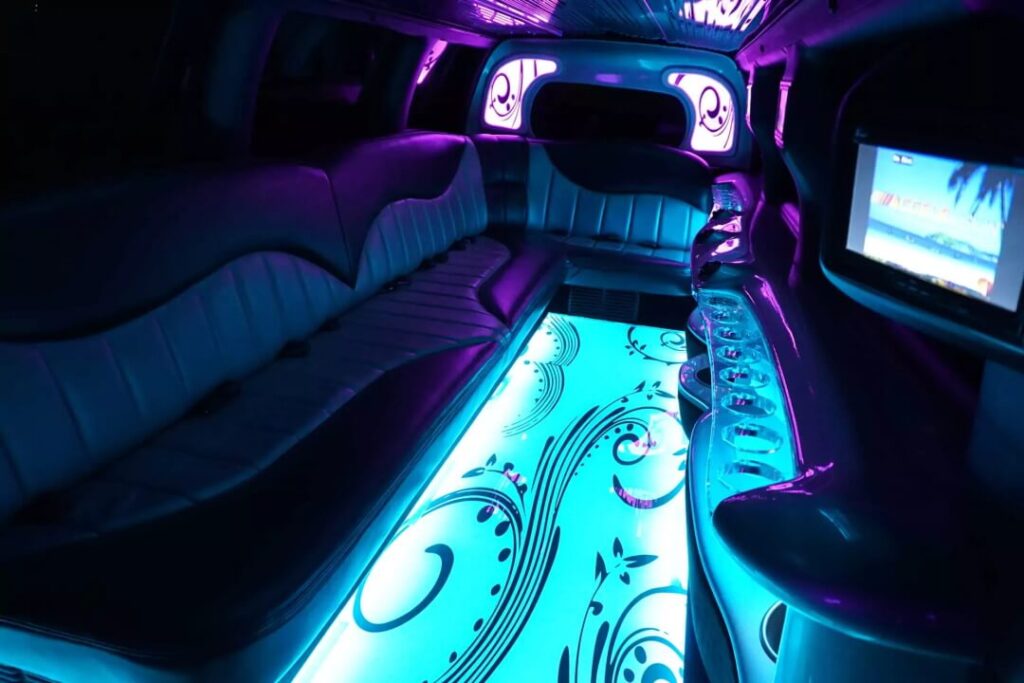 LINCOLN NAVIGATOR FEATURES