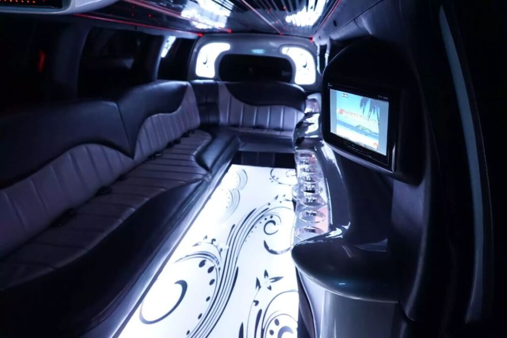 LINCOLN NAVIGATOR FEATURES