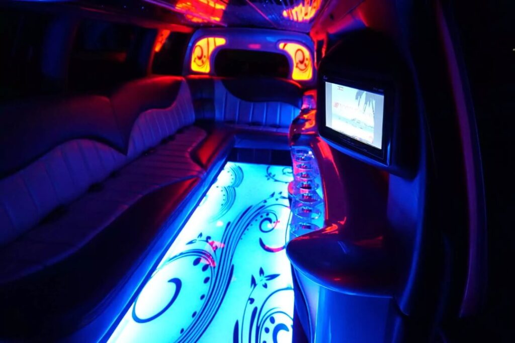 LINCOLN NAVIGATOR FEATURES